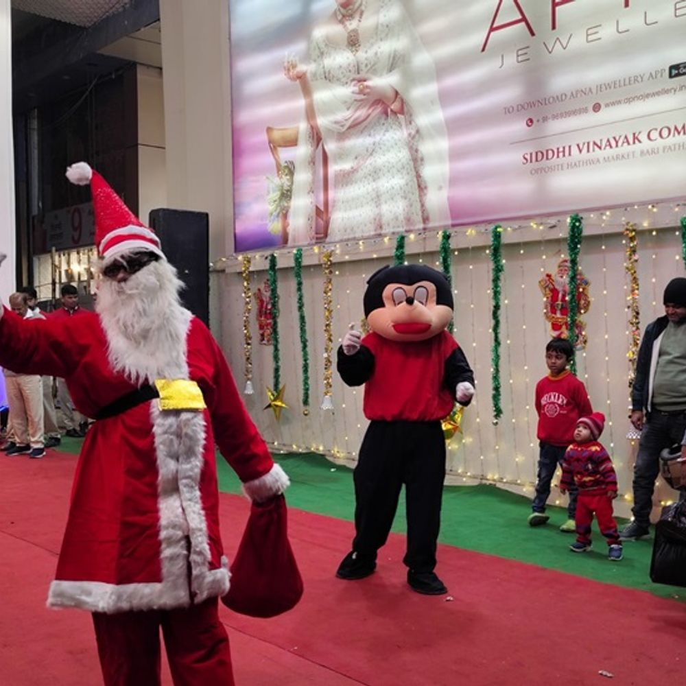 आज मनाया जा रहा क्रिसमस का त्योहार:चर्च में प्रार्थना के लिए उमड़ेगी श्रद्धालुओं की भीड़; शहर की ट्रैफिक व्यवस्था बदली