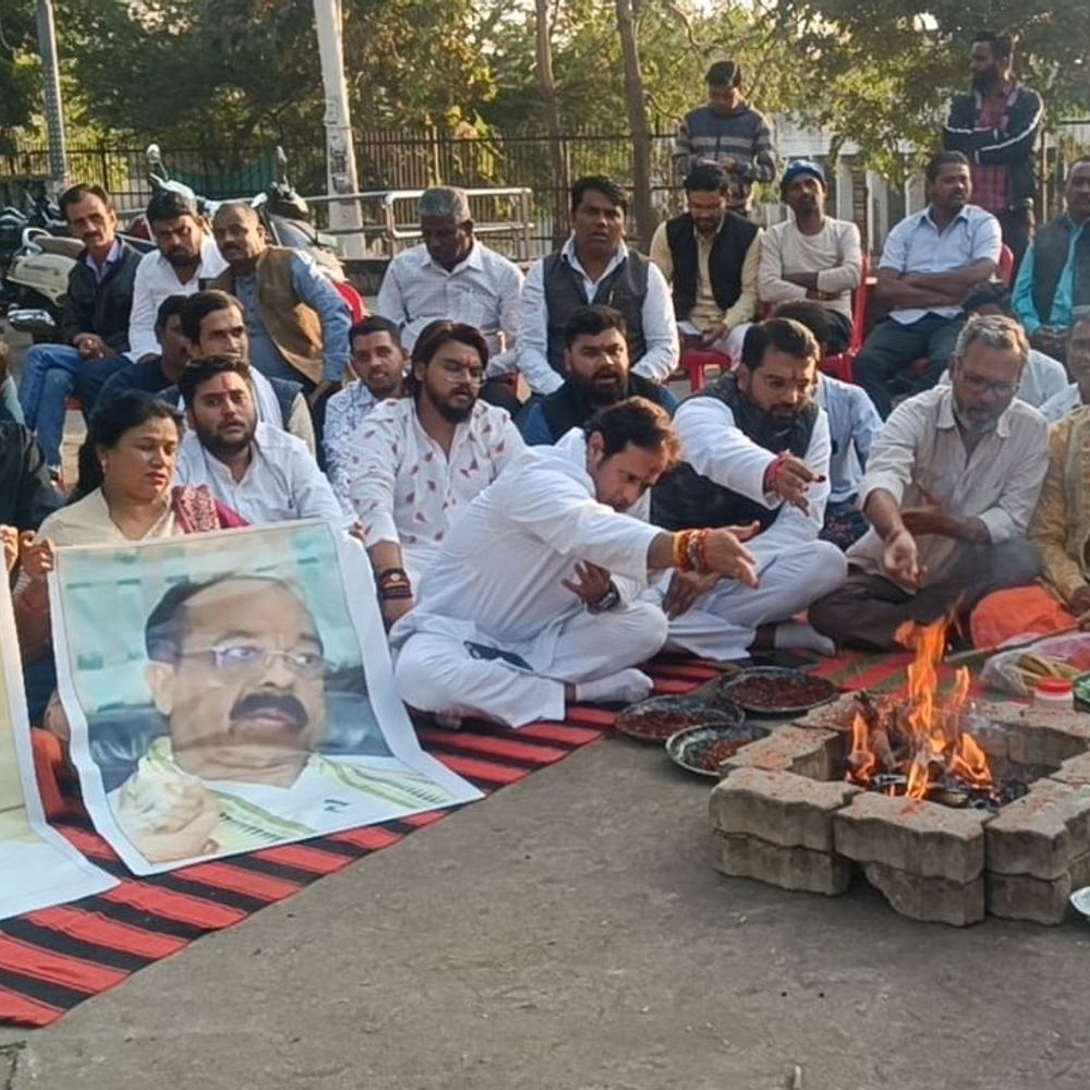 एनआईटी चौपाटी विवाद: कांग्रेस ने किया ‘सद्बुद्धि यज्ञ’:अरुण साव और राजेश मुणत का पोस्टर हाथ में लेकर कांग्रेस ने किया हवन