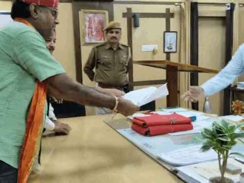 आहोर में 100 करोड़ सरकारी जमीन हड़पने का आरोप:शिवसेना नेताओं ने कलेक्टर के माध्यम से स्वायत शासन मंत्री को सौंपा ज्ञापन