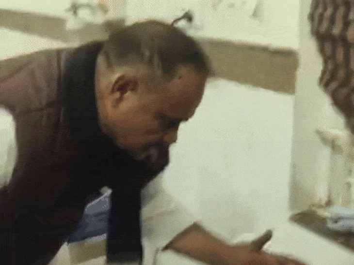 महिदपुर कन्या छात्रावास में 15 छात्राओं की तबीयत बिगड़ी:धुएं से आंखों में जलन और खांसी; सांस लेने में दिक्कत के चलते कराया एडमिट