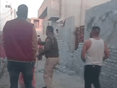 ASI ने बुजुर्ग महिला को खींचा तो नीचे गिरी, VIDEO:महिला ने बुजुर्ग को जड़ा थप्पड़, युवती को उठाकर पटका; दो को गिरफ्तार कर ले गई पुलिस