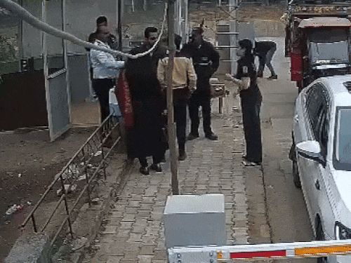 गुरुग्राम में गार्ड पीटने वाला BJP नेता का बेटा निकला:VIDEO सामने आया, पुलिस बोली- पहचान नहीं, RWA ने कहा- मॉल के बाउंसरों ने धमकाया