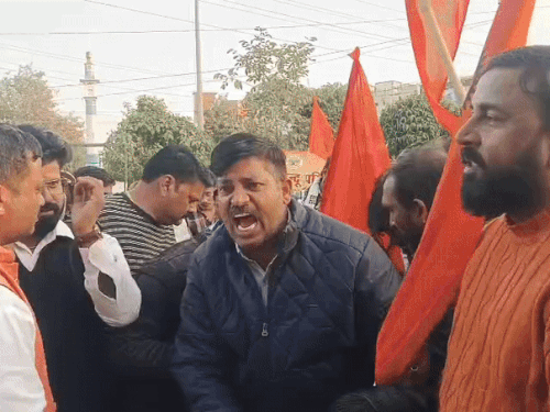 बांग्लादेश पीएम का पुतला जलाया,दीपू दास की मौत का आक्रोश:बोले-अवैध रूप से रह रहे रोहिंग्या को चिन्हित करे,ईंट का जवाब पत्थर से देंगे