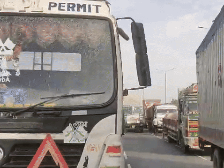 हाईवे पर बदमाशों ने बरसाए पत्थर:NH-48 की घटना, 8-10 वाहनों के कांच टूटे, एक ट्रक अनियंत्रित होकर सड़क से उतरा