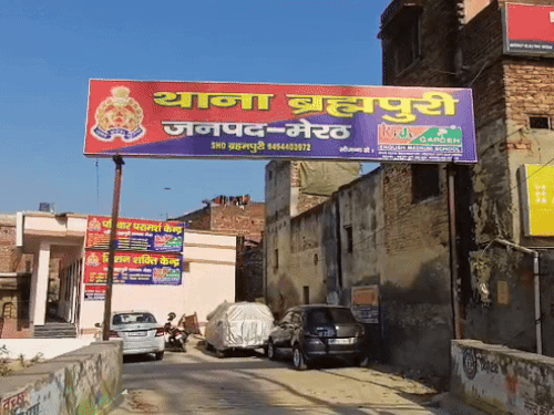 खंभे से सिर टकराया, हादसे में युवक की मौत:हेलमेट ना होने कारण लगी सिर में गंभीर चोट, पुलिस चौकी पहुंचकर परिजनों ने पहचाना