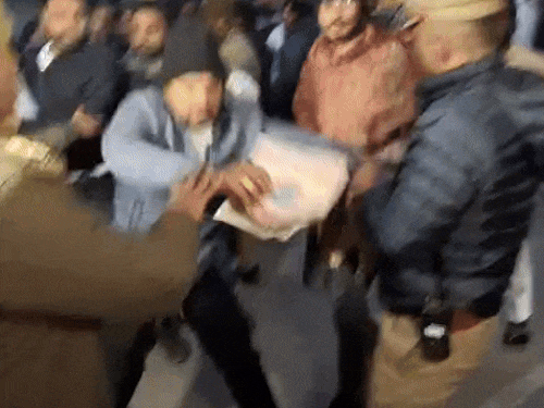 वाराणसी में NSUI कार्यकर्ताओं की पुलिस से तीखी नोक-झोंक:धर्म रक्षा यात्रा निकालने से रोका, लगाए जय श्रीराम के नारे, कहा – हिन्दुओं की आवाज दबाई जा रही