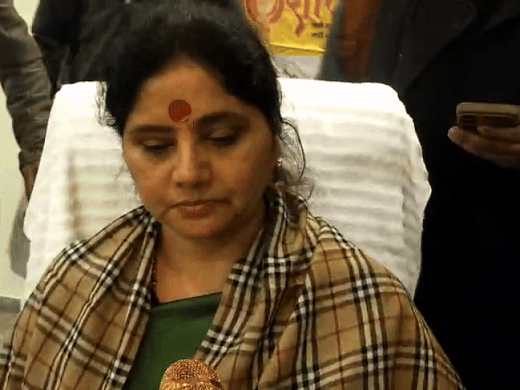 जनसुनवाई में बबीता चौहान ने की बेहोश महिला की मदद:महिला आयोग की अध्यक्ष बुर्का को लेकर बोलीं- अस्पताल और सरकारी दफ्तरों में भी नहीं हटातीं नकाब