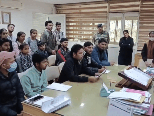 मेरठ की CCSU में परीक्षा फार्म को लेकर हंगामा:छात्र नेताओं ने किया कुलसचिव कार्यालय पर प्रदर्शन बोले- हर बार होती है परेशानी