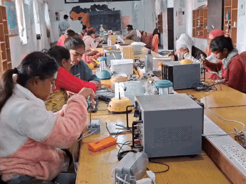 राजस्थान में बिना डिग्री के ‘इंजीनियर’ बनीं दादी-नानी:96 देशों की महिलाओं को दे चुकीं ट्रेनिंग, सोलर पंखा से लेकर कुकर तक बनाती हैं