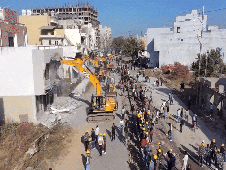 3 पोकलेन-4 जेसीबी लेकर पहुंचा निगम का अमला:40 बाधक हटाने की कार्रवाई की गई, निगम पहले ही कर चुका था मार्किंग