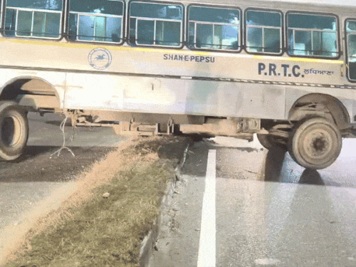 जालंधर के चिकटीहा में सरकारी खाली बस का पहिया खुला:हाईवे पर लगा लंबा जाम, पुलिस ने मौके पर पहुंचकर स्थिति संभाली