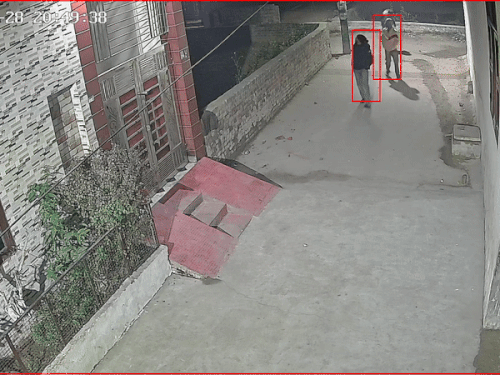 जालंधर में गवाही न देने के रंजश के चलते विवाद:पिंक सिटी कॉलोनी में10 युवकों का हमला, ईंटें-हथियारों से घरों के गेट तोड़े, पुलिस जांच में जुटी