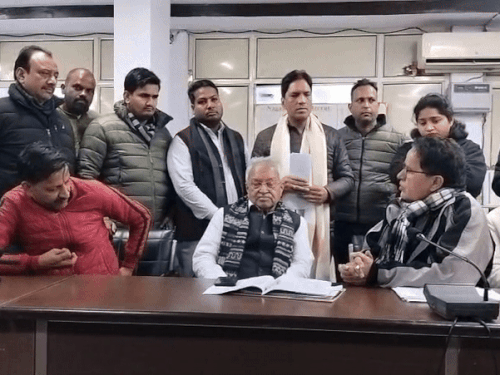 नगर निगम के अधिकारियों को लक्ष्मीकांत वाजपेई ने लगाई फटकार:हाउस टैक्स की समस्याओं के समाधान को लेकर नगर निगम पहुंचे राज्यसभा सांसद