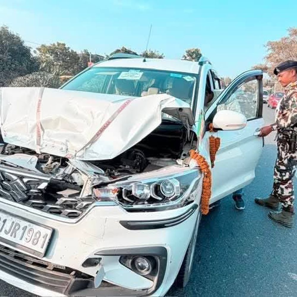 मधुबनी के राजनगर विधायक सुजीत पासवान की गाड़ी दुर्घटनाग्रस्त:पटना जाते समय हाजीपुर के पास हुआ हादसा; बाल-बाल बचे, गाड़ी पूरी तरह क्षतिग्रस्त