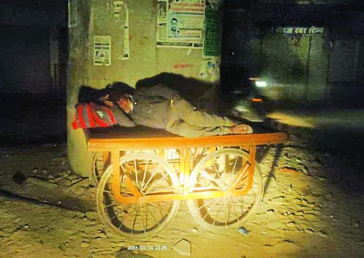 घना कोहरा, कड़ाके की सर्दी, खुले में पतले से कंबल का सहारा