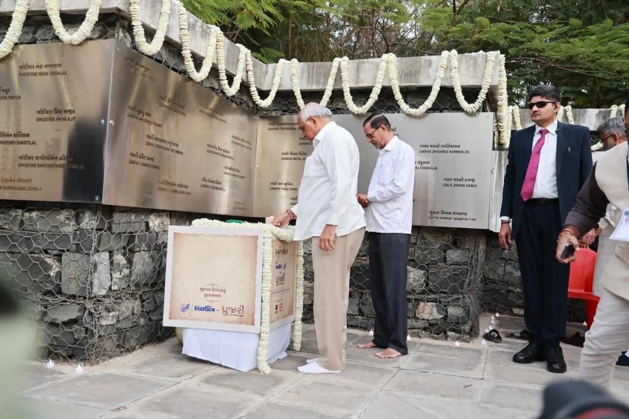 भुज : भूकंप के दिवंगतों को सीएम ने अर्पित की पुष्पांजलि