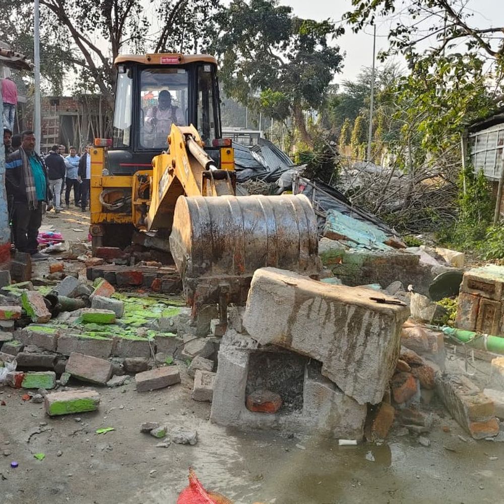 सहरसा बस स्टैंड में चला नगर निगम का बुलडोजर:लंबे समय से चले आ रहे अतिक्रमण पर सख्त कार्रवाई, मुख्य रास्ता हुआ मुक्त