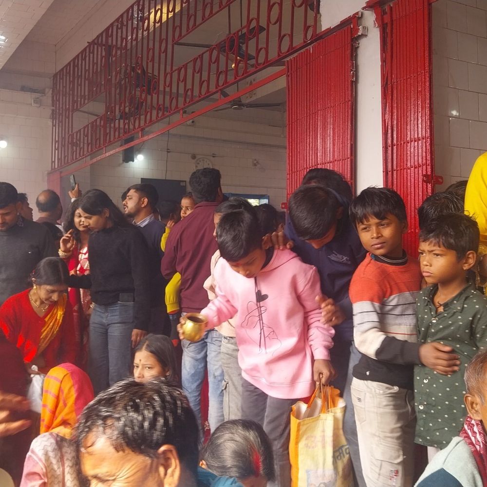 अररिया के महाकाली मंदिर में नववर्ष पर भक्तों की भीड़:नेपाल सहित बिहार और अन्य राज्यों से पहुंचे श्रद्धालु, विशेष पूजा-अर्चना हुई