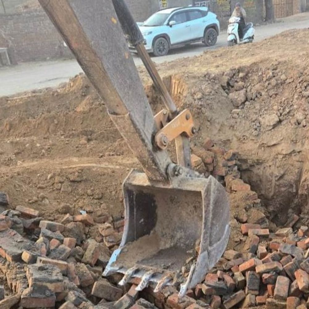 सिरसा में अवैध निर्माण पर डीटीपी का चला पंजा:डेढ एकड़ में चल रहा था काम, जेसीबी लेकर पहुंची टीम, लोगों का विरोध