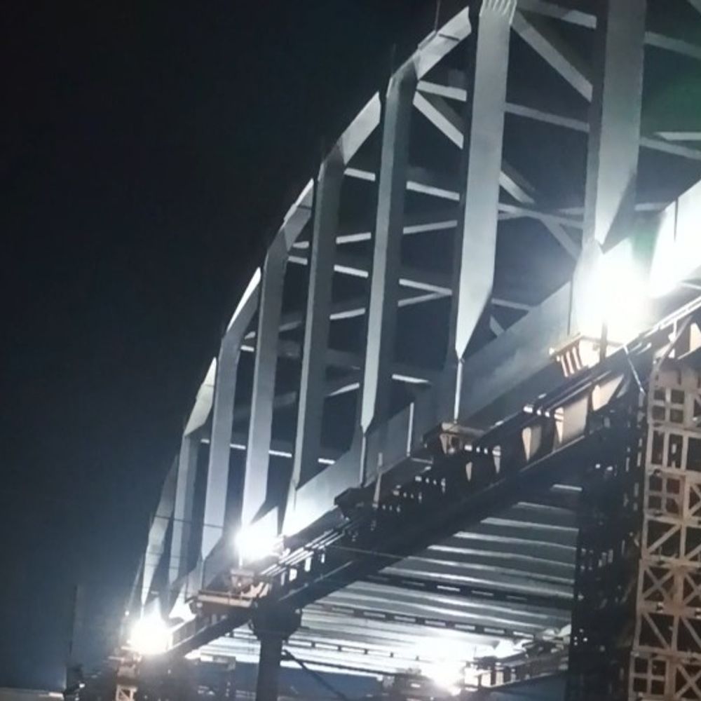 अनूपपुर में फ्लाईओवर ब्रिज का गार्डर स्थापित:दो घंटे रेल यातायात रोककर पूरा किया काम; निर्माण को मिली रफ्तार