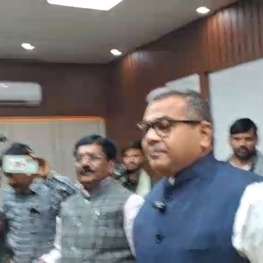 जमुई में मोरा बालू घाट विवाद पर सांसद का घेराव:ग्रामीणों ने सिंचाई बाधित होने का लगाया आरोप, 20 मिनट तक दोनों पक्षों में बहस