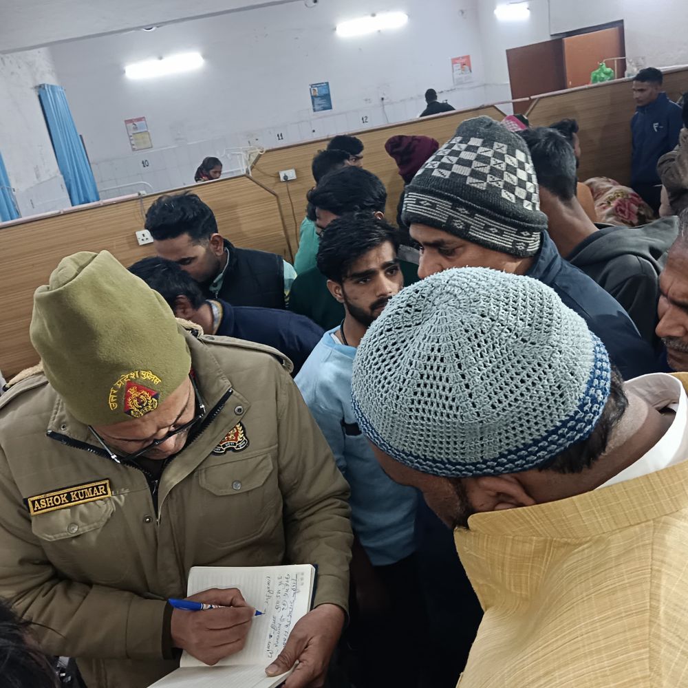 पीलीभीत में कार की टक्कर से केनगार्ड की मौत:बेटा गंभीर, चीनी मिल्स के पास हुआ हादसा