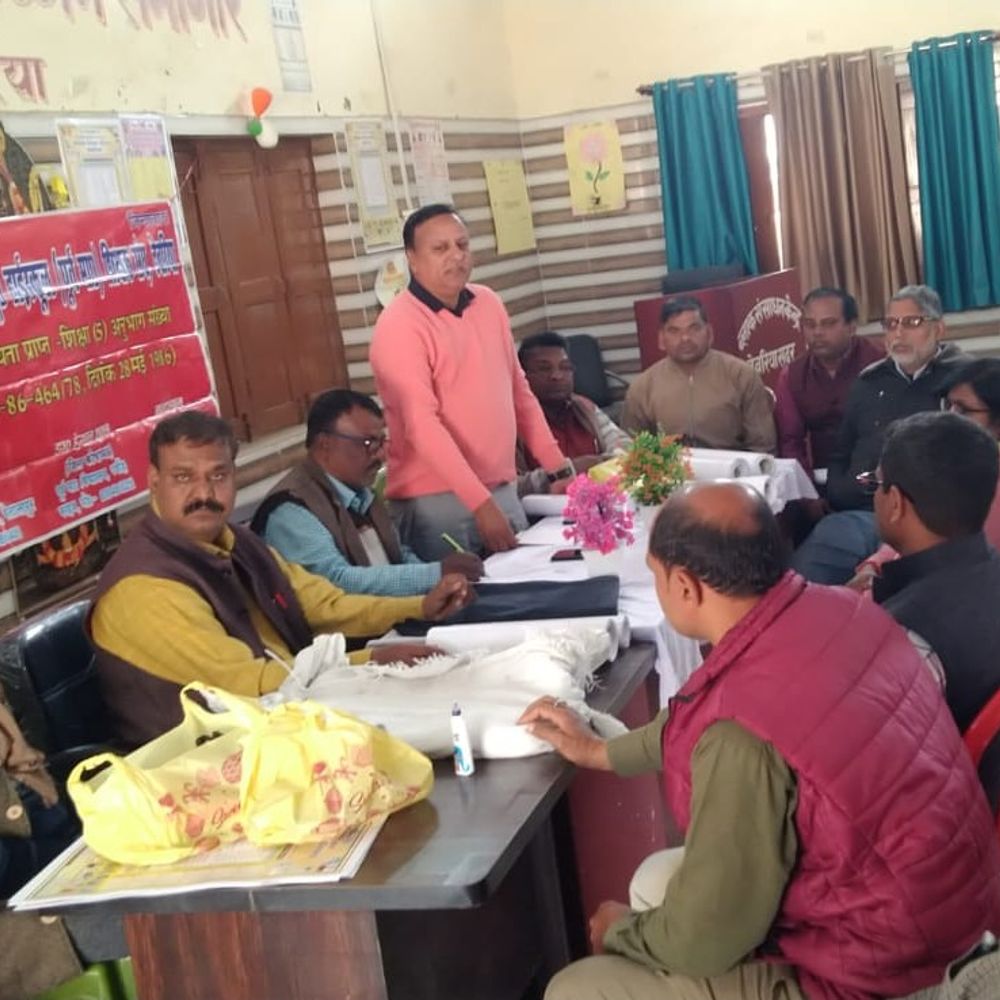 शिक्षकों की समस्याओं पर आंदोलन की चेतावनी:देवरिया में जूनियर हाई स्कूल शिक्षक संघ ने देवरिया में बैठक कर दी चेतावनी