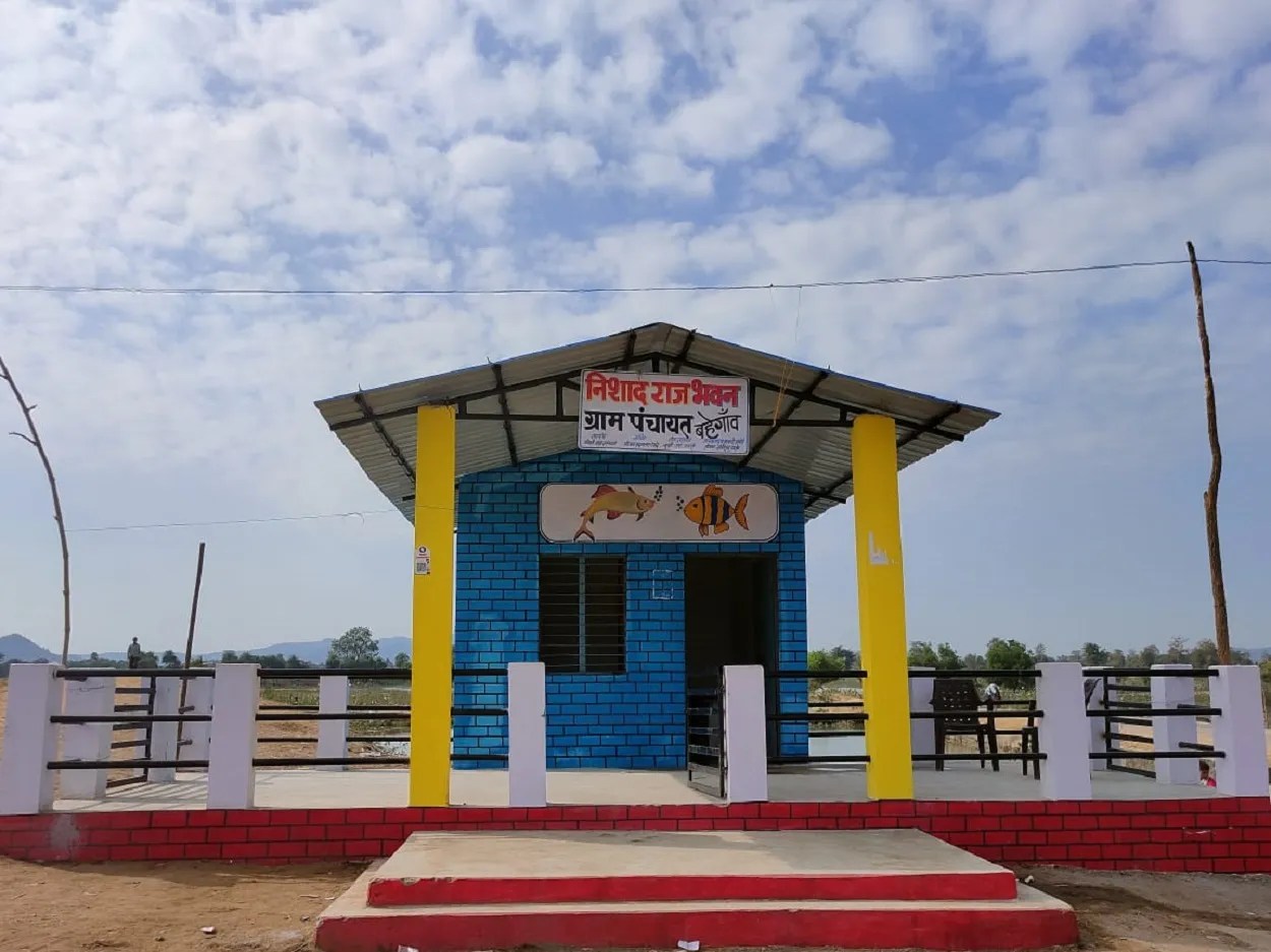 मनरेगा से बदली 200 मछुआरों की किस्मत, निषादराज भवन बना आजीविका का मजबूत सहारा