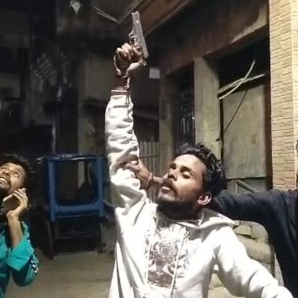 हवाई फायरिंग के वायरल वीडियो पर कटिहार पुलिस की कार्रवाई:आर्म्स एक्ट के तहत मामला दर्ज, दो आरोपियों की पहचान हुई; गिरफ्तारी के लिए छापेमारी तेज