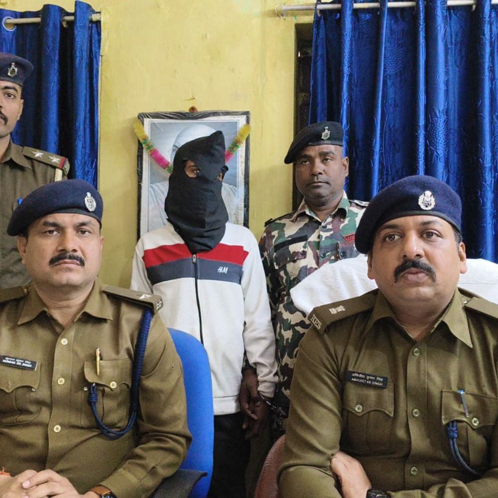 हवाई फायरिंग करने वाला अभियुक्त गिरफ्तार:कटिहार में 3 युवकों ने सोशल मीडिया पर VIDEO शेयर किया था, देसी कट्टा और दो जिंदा कारतूस बरामद