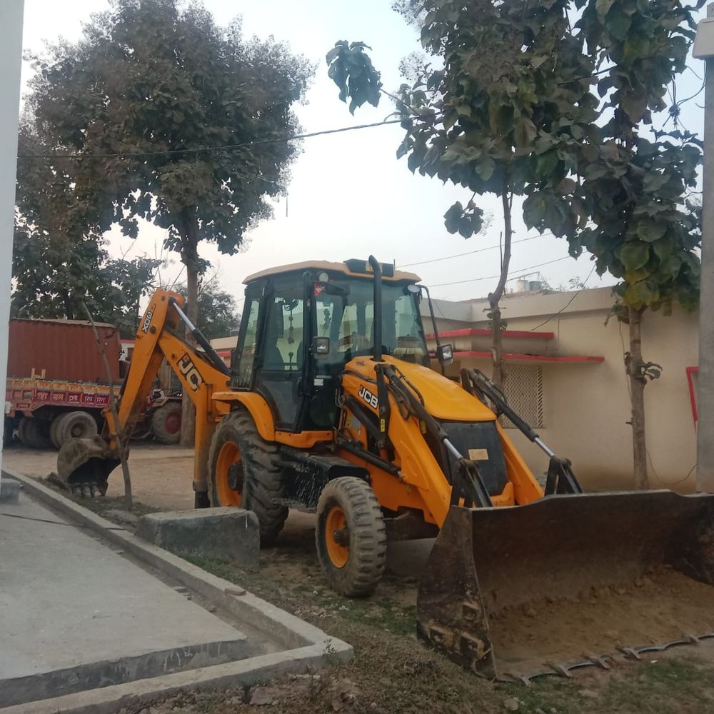 चित्रकूट में अवैध खनन के खिलाफ कार्रवाई:एसडीएम ने यमुना किनारे अवैध मिट्टी खनन के दौरान जेसीबी जब्त की