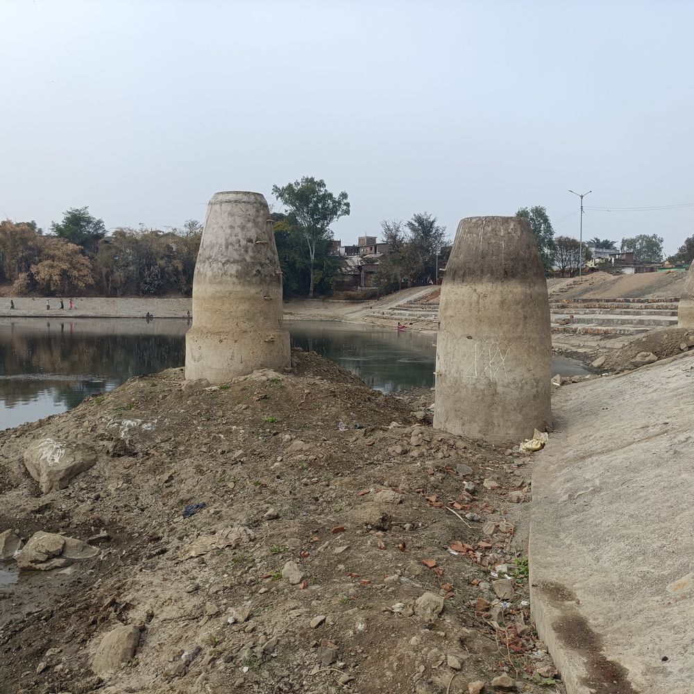 जलाशय में सीवर का पानी, हजारों मछलियां मरीं:अधिकारी शिकायत वापस लेने का बना रहे दबाव, टैक्स चुकाना मुश्किल