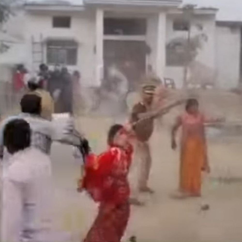 पुलिस के सामने दो पक्षों में मारपीट का VIDEO:संत कबीर नगर में जमीन विवाद, 5 घायल, 6 लोग हिरासत में