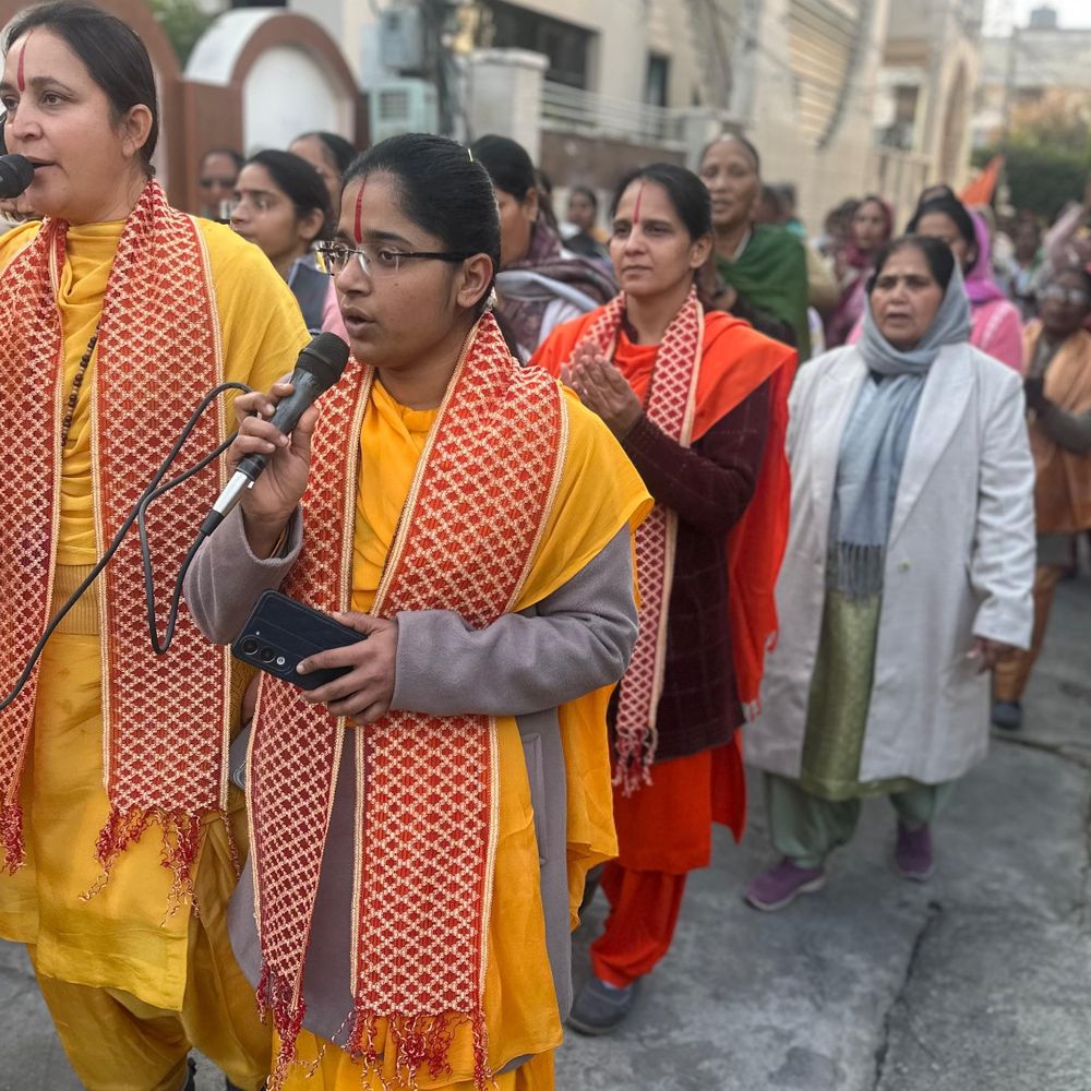 बटाला में निकाली गई संध्या फेरी:भजनों पर झूमे श्रद्धालु, 18 से 22 फरवरी तक होगी श्री कृष्ण कथा