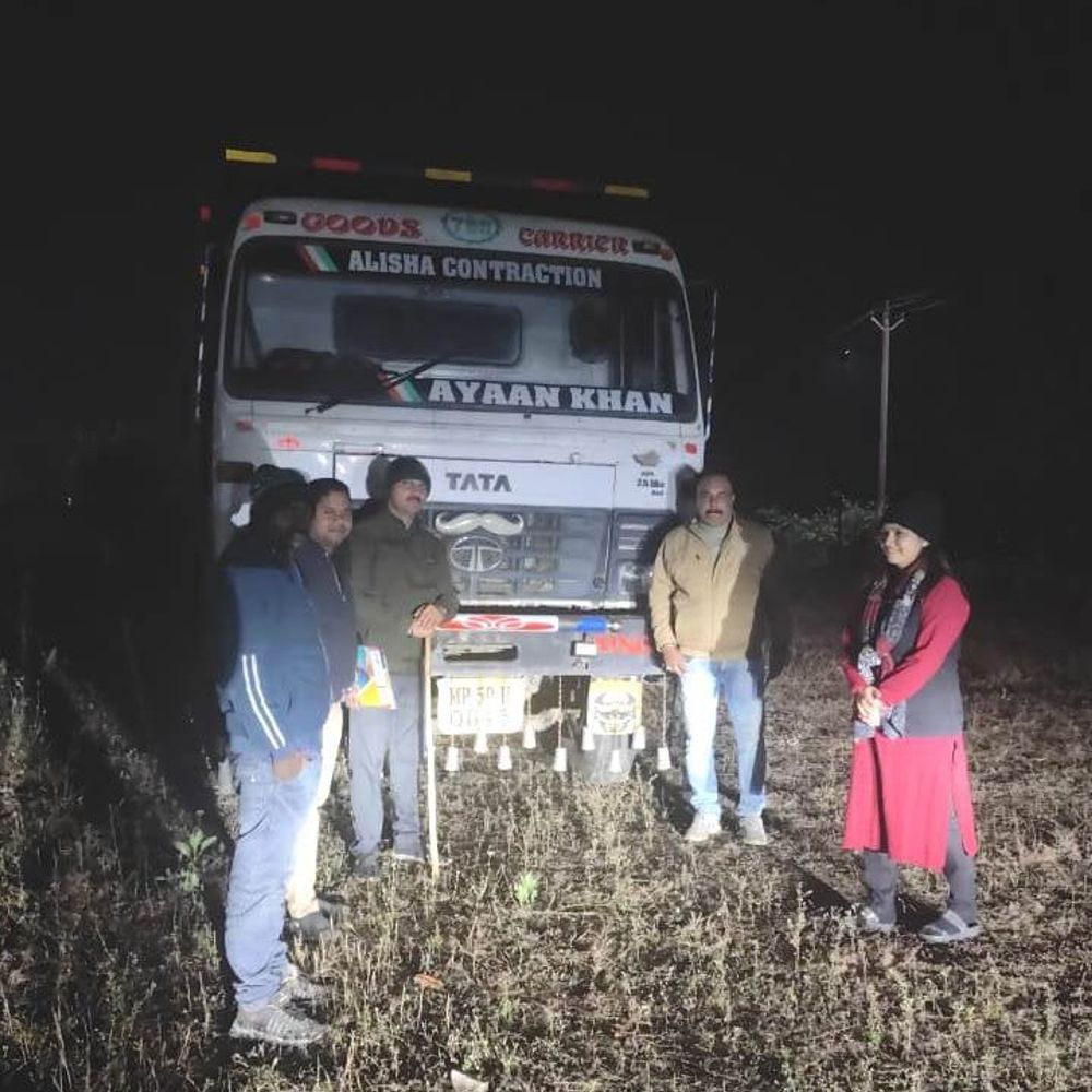 बालाघाट में गिट्टी परिवहन करते हाईवा जब्त:वैनगंगा नदी पर बना रेत का पुल जेसीबी से ध्वस्त; अवैध खनन पर कार्रवाई