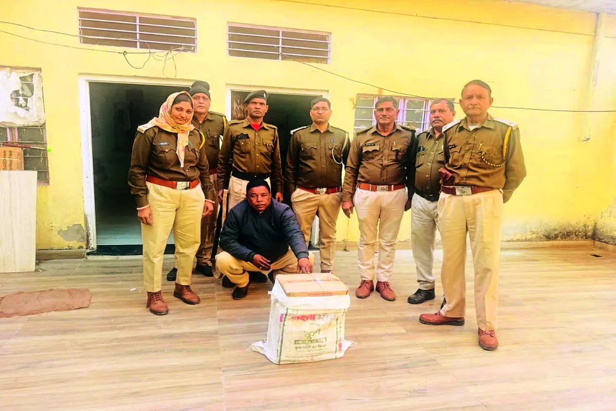 दो शराब तस्कर गिरफ्तार, अवैध शराब जब्त … देखें वीडियो ….