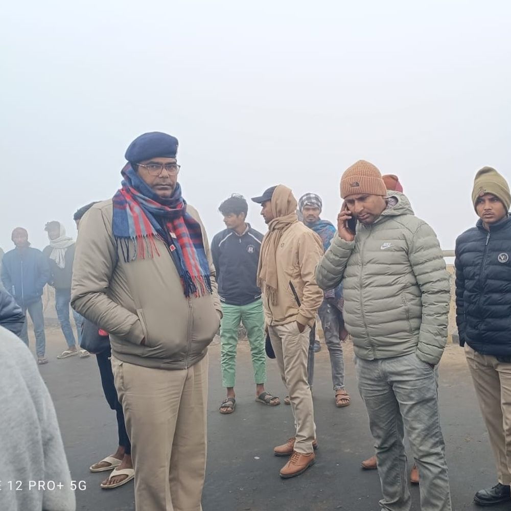 सीवान में बालू लदे ट्रक ने बाइक सवार को कुचला:युवक की मौके पर मौत, गुस्साए लोगों ने सड़क जाम किया, ट्रक जब्त