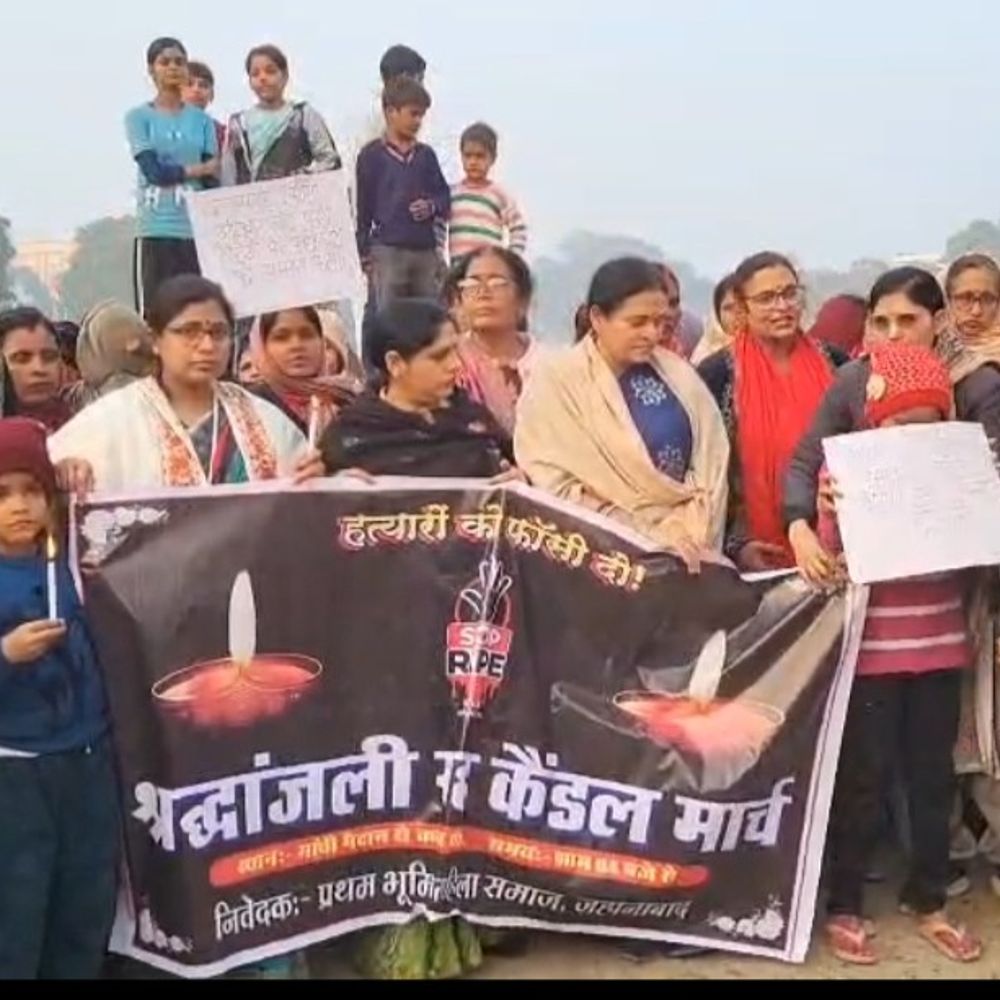 न्याय की मांग को लेकर सड़क पर उतरी महिलाएं:जहानाबाद छात्रा की मौत के विरोध में कैंडल मार्च, कहा-फास्ट-ट्रैक कोर्ट में चले केस