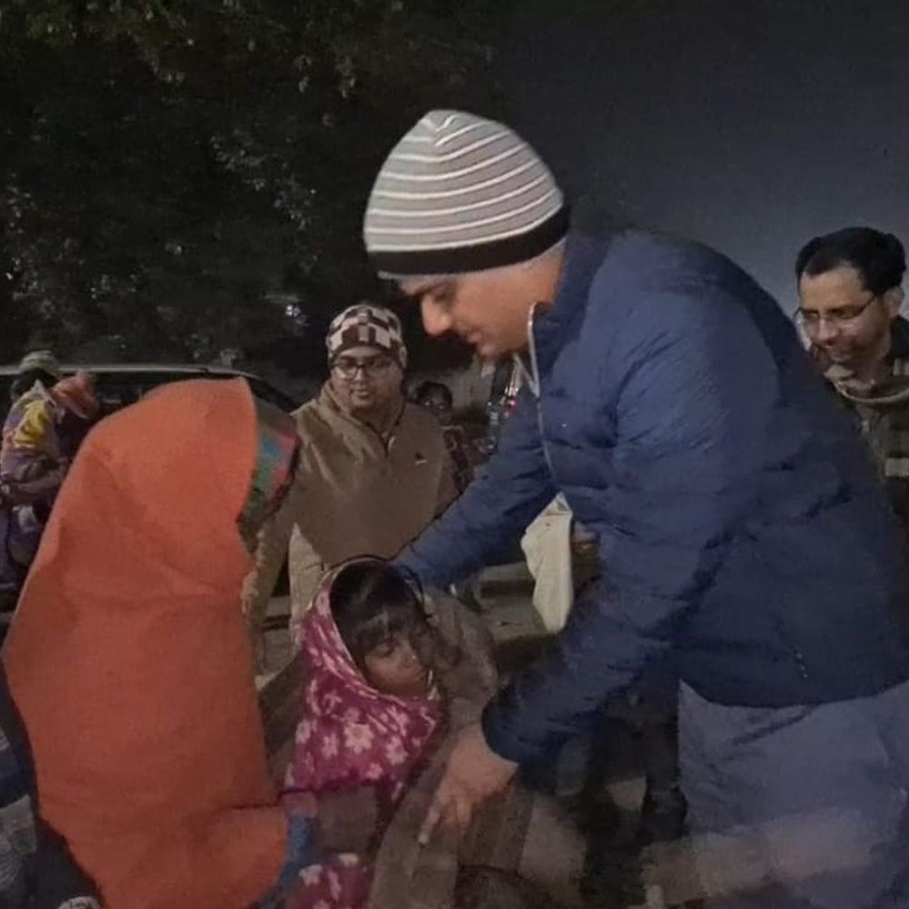 कटिहार में जिलाधिकारी ने बांटे कंबल:भूमिहीन, निर्धन और असहाय लोगों को ठंड से राहत, सुरक्षा योजनाओं से मदद