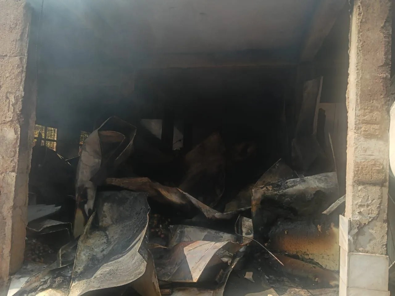 भीषण सर्दी में कोल्ड स्टोर में आग से भुने सेव और केले…