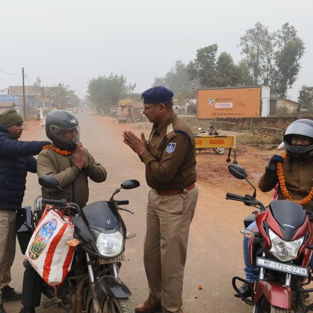 मऊगंज पुलिस ने हेलमेट पहनने वालों का किया सम्मान:यातायात प्रभारी की पहल से सड़क सुरक्षा को मिली गति