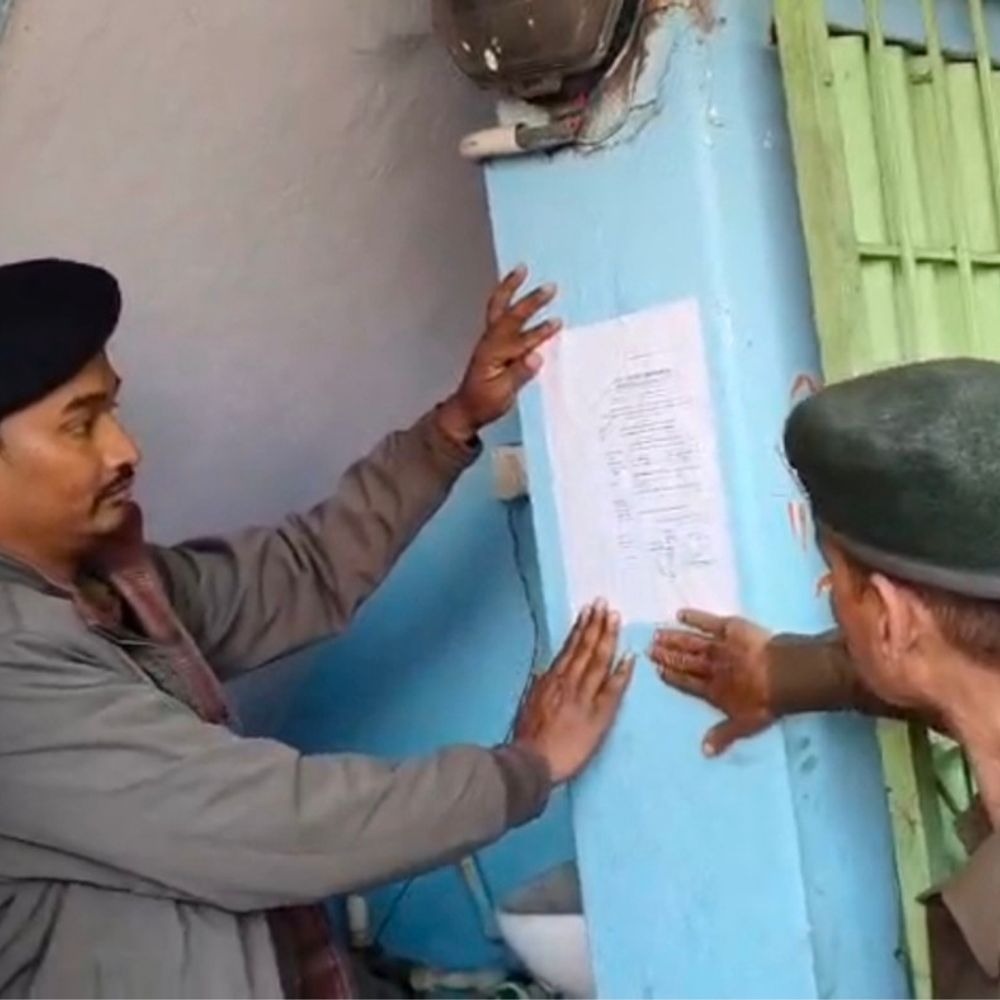 शेखपुरा में दहेज-हत्या केस के फरार आरोपियों पर पुलिस सख्त:घरों पर ढोल बजाकर चिपकाया इस्तहार, नहीं आए तो होगी कुर्की