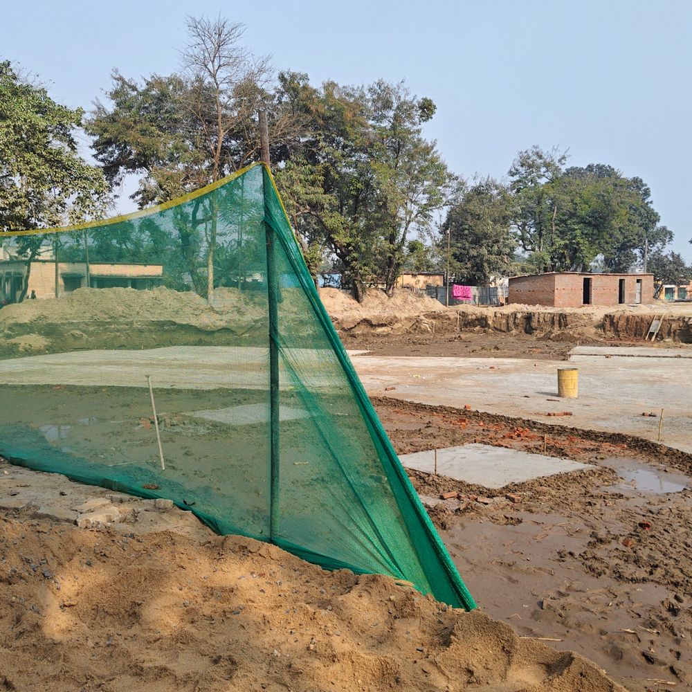 राघोपुर के मॉडल प्रखंड कार्यालय की गुणवत्ता पर सवाल:ब्लॉक ऑफिस परिसर में हो रहा निर्माण, लोग बोले- बेस निर्माण में घटिया ईंटों का इस्तेमाल