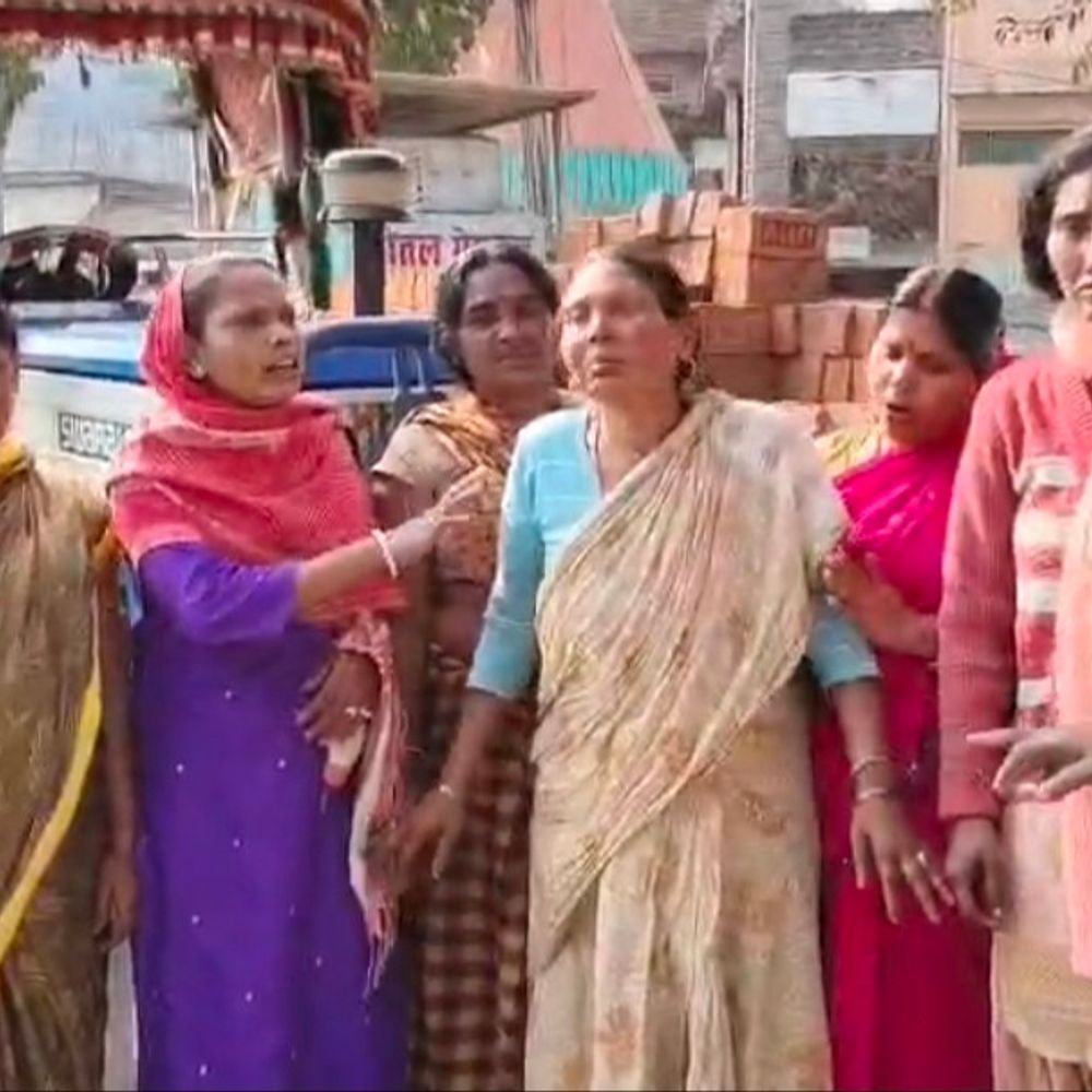 महिला की संदिग्ध मौत, ससुराल पक्ष फरार:अंतिम संस्कार के लिए ले जा रहे शव को मायके वालों ने घेरा