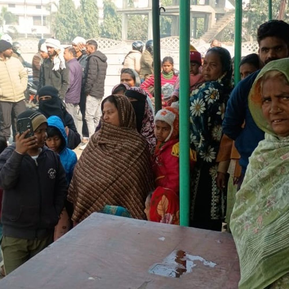 देवरिया में अवैध मजार परिसर खाली कराया गया:अब्दुल शाह गनी मजार पर प्रशासन सख्त, ध्वस्तीकरण की तैयारी