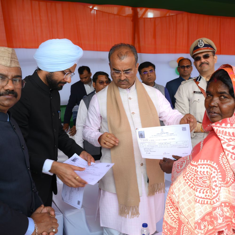 गणतंत्र दिवस पर 362 भूमिहीन परिवारों को मिला भूमि पर्चा:बेतिया में अभियान बसेरा-2 के तहत हुआ आवंटन, मंत्री ने दिया आश्वासन