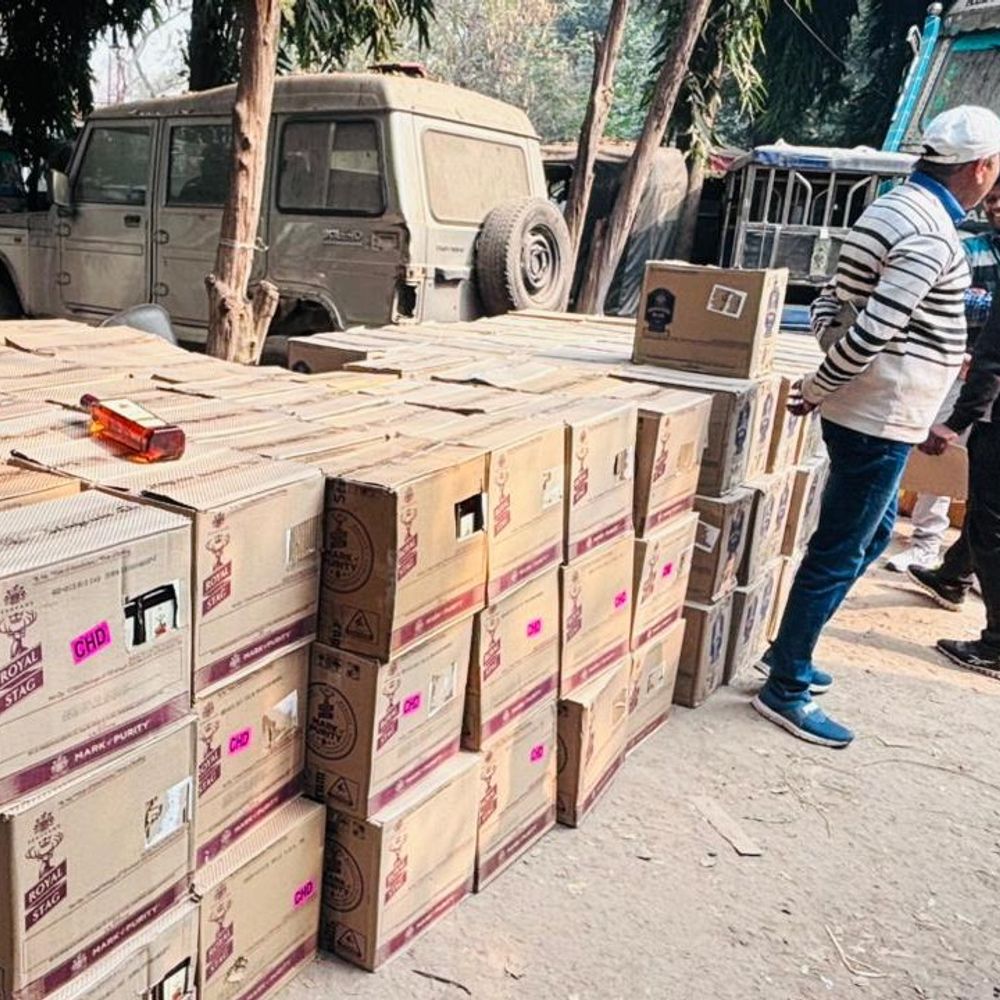 बक्सर में सिरके की आड़ में शराब तस्करी:40 लाख की विदेशी शराब मिली, डीसीएम चालक फरार, उत्पाद विभाग की बड़ी कार्रवाई