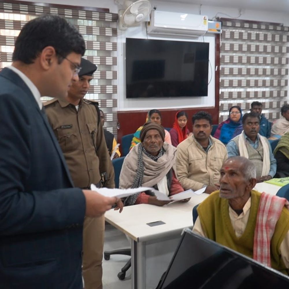 अररिया में जनता दरबार में जिलाधिकारी:जमीन विवाद से जुड़े अधिक आवेदन मिले; परिवादों के तुरंत, पारदर्शी और प्रभावी समाधान के निर्देश