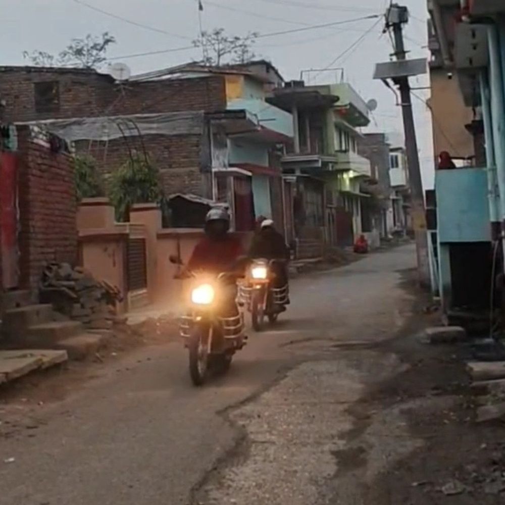 दोपहिया गाड़ी मालिकों के राशन कार्ड पर कार्रवाई:बेतिया में 20,638 कार्डधारकों को नोटिस, 7 दिन में देना होगा जवाब