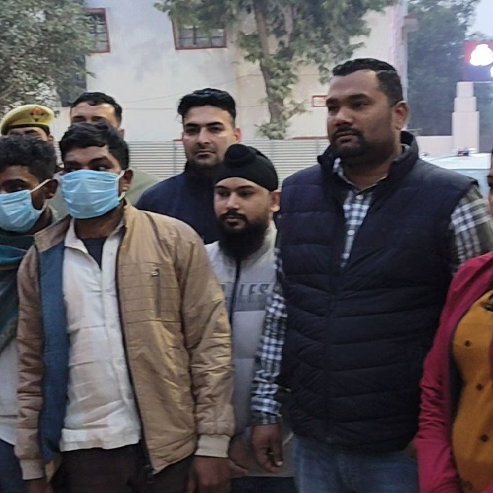 सीतापुर में 20 हजार का इनामी बदमाश गिरफ्तार:रिटायर्ड लेखपाल के घर डकैती का मामला, 7 आरोपी भेजे जा चुके हैं जेल